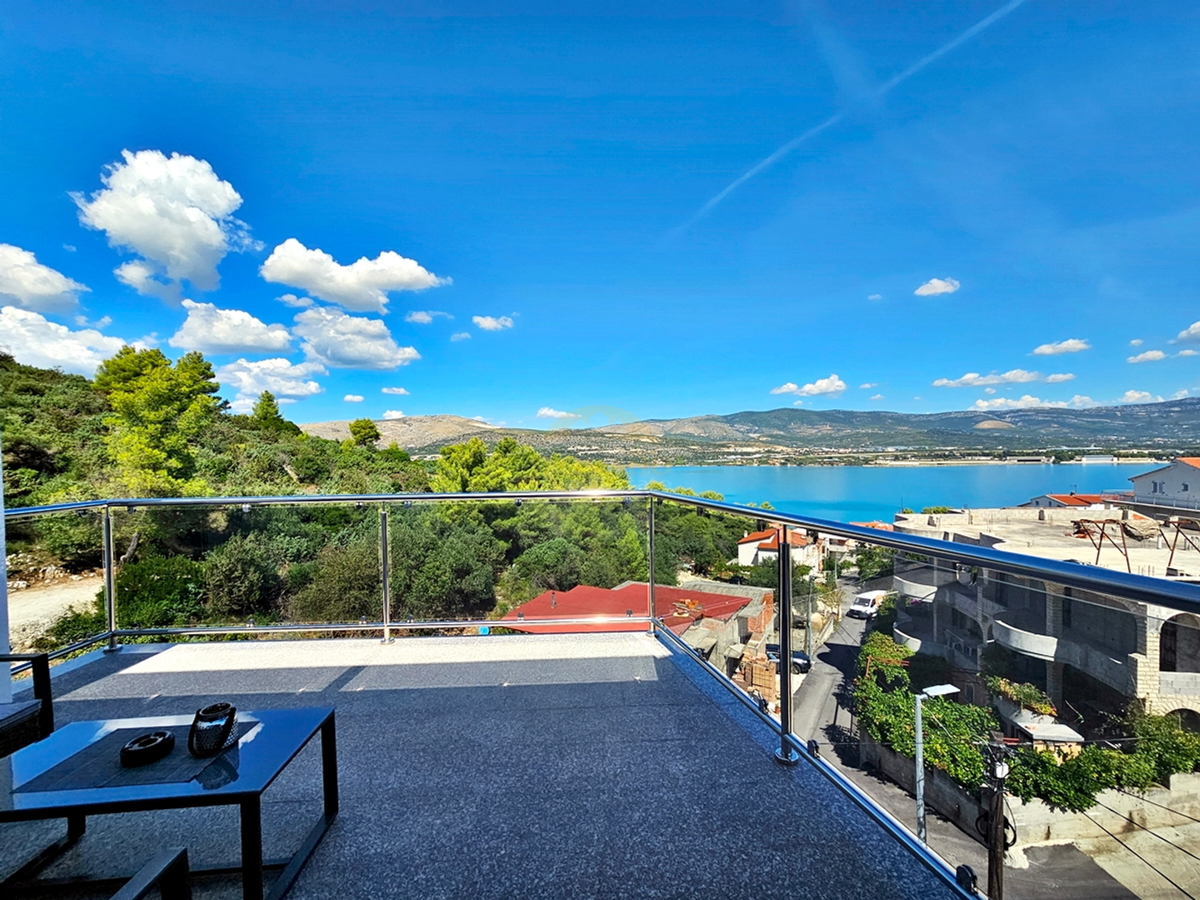 Luksuzna hiša na Čiovu - Mastrinka s 3 apartmaji in odprtim pogledom na morje